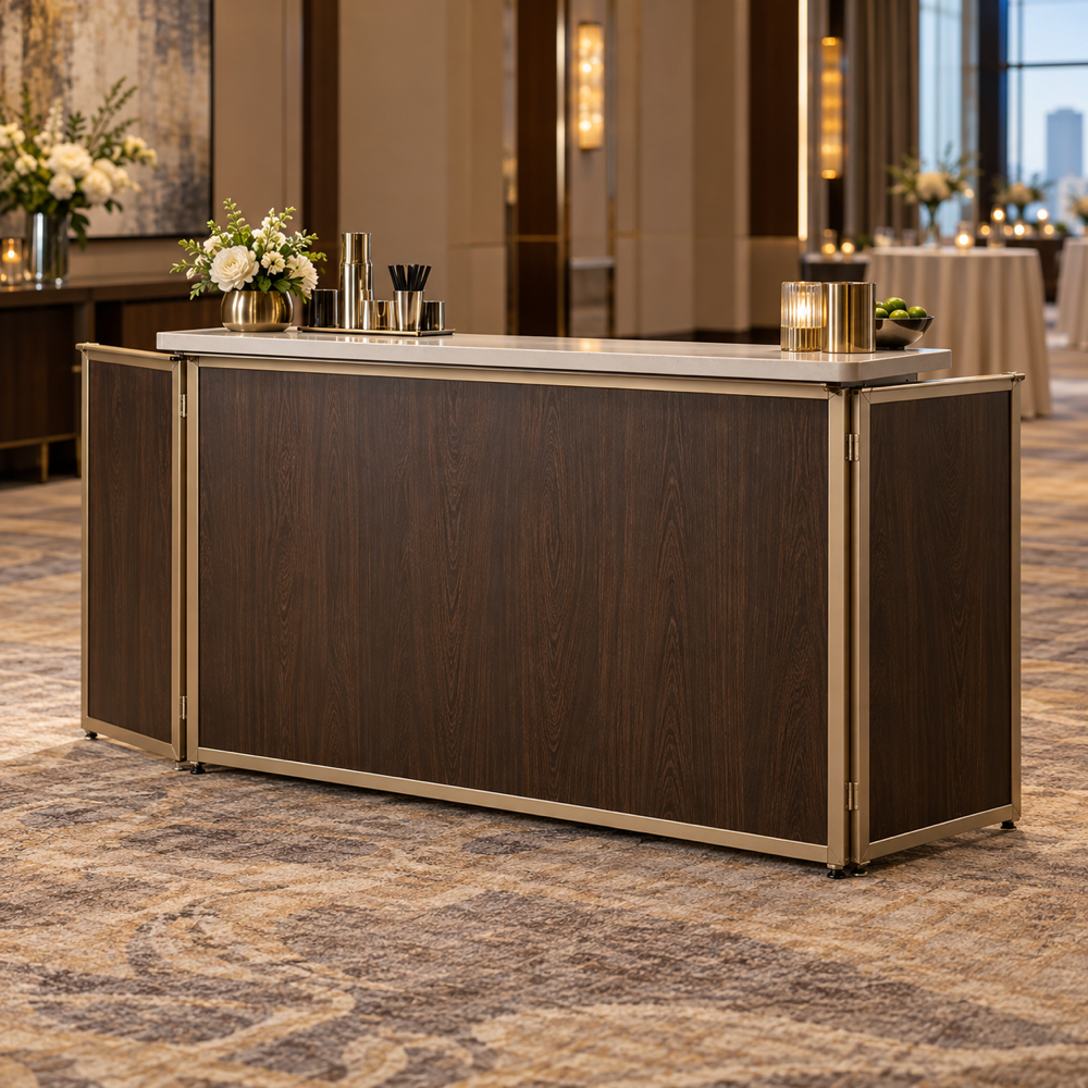 Concepto ilustrativo generado por IA, no es fotografía del producto del fabricante. Barra plegable premium con paneles de madera en un salón de hotel.