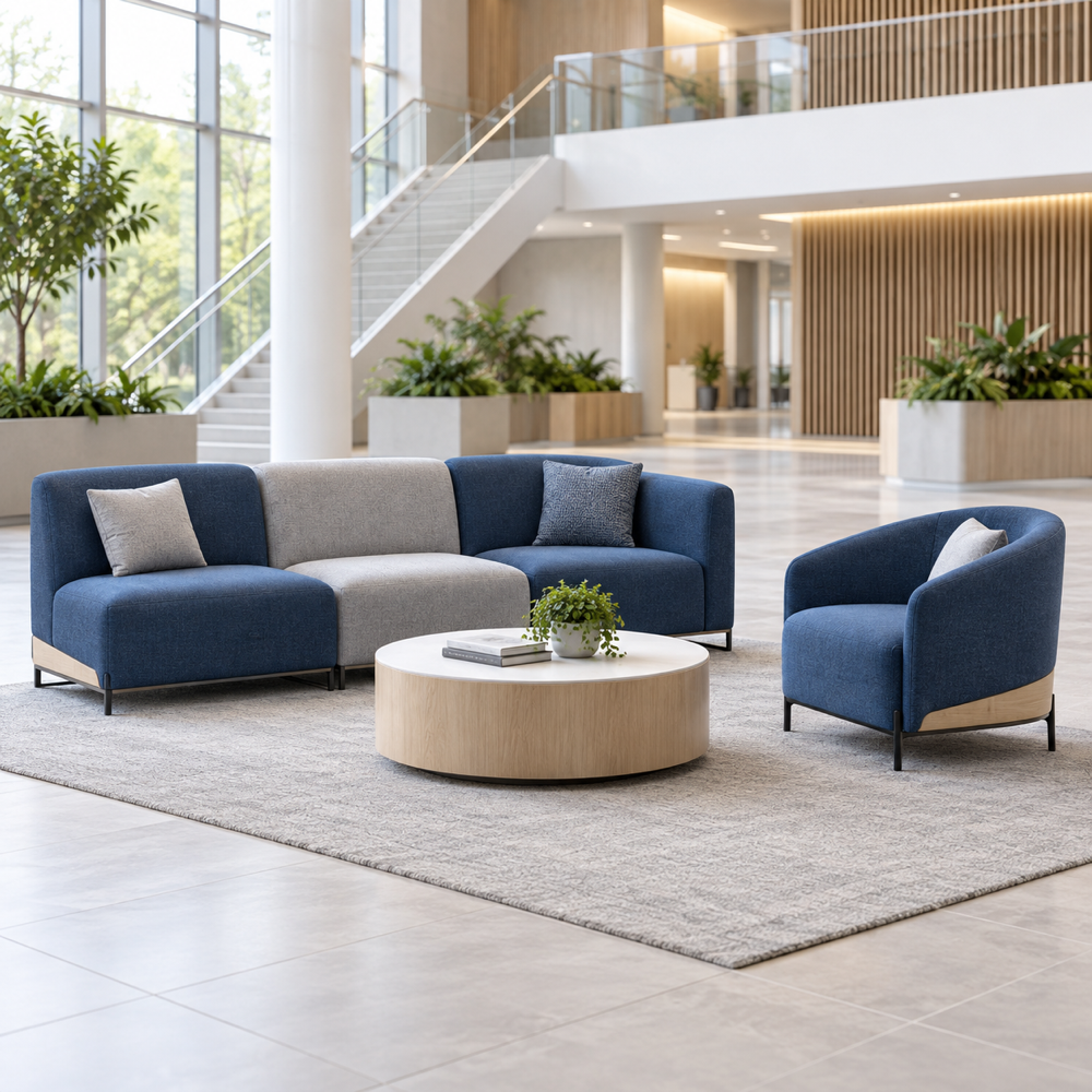 Concepto ilustrativo generado con IA, no es fotografía del producto del fabricante. Sofá modular comercial azul y sillón coordinado, sin marca.